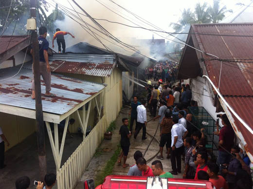Diduga Kompor Gas, Satu Unit Rumah Dekat Asrama Polres Kampar Terbakar